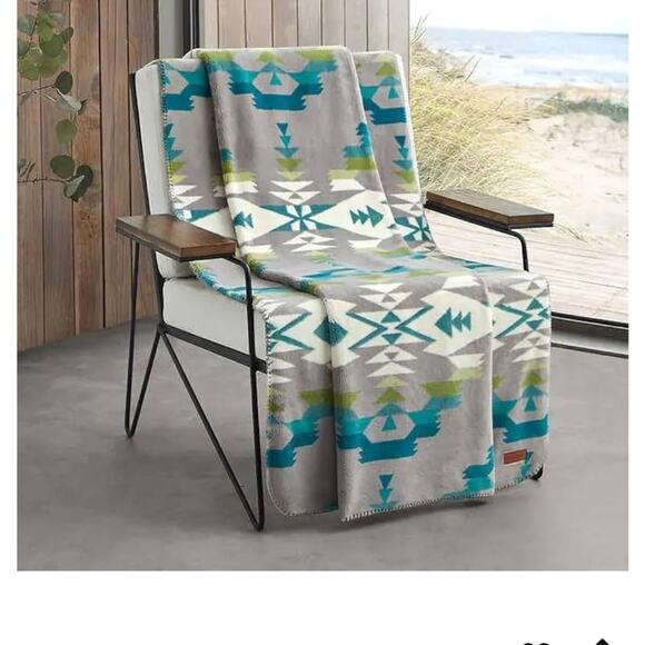 Pendleton Fleece Throw (Plush-Avra Valley Grey) - Picture 6 of 7